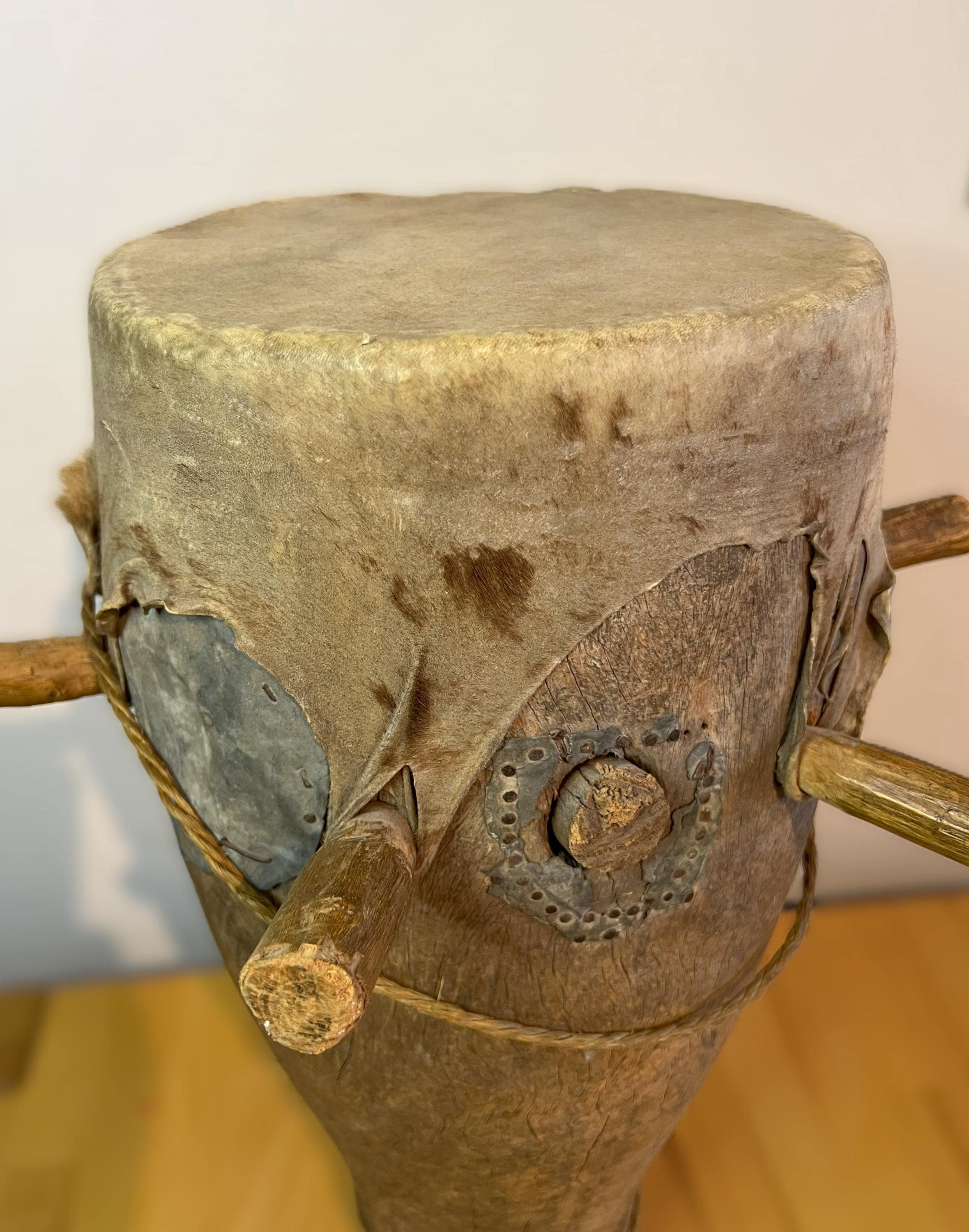 ンゴマ太鼓、西アフリカ/中央アフリカ、1880年頃～1920年頃。儀式用 