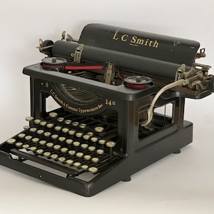 1926 Antique LC Smith No.8 Desktop Typewriter.  Model 8 with a 14&quot; platen