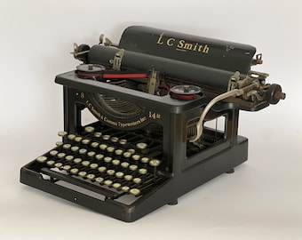 1926 Antike LC Smith No.8 Tischschreibmaschine. Modell 8 mit einer 14-Zoll-Aufspannplatte