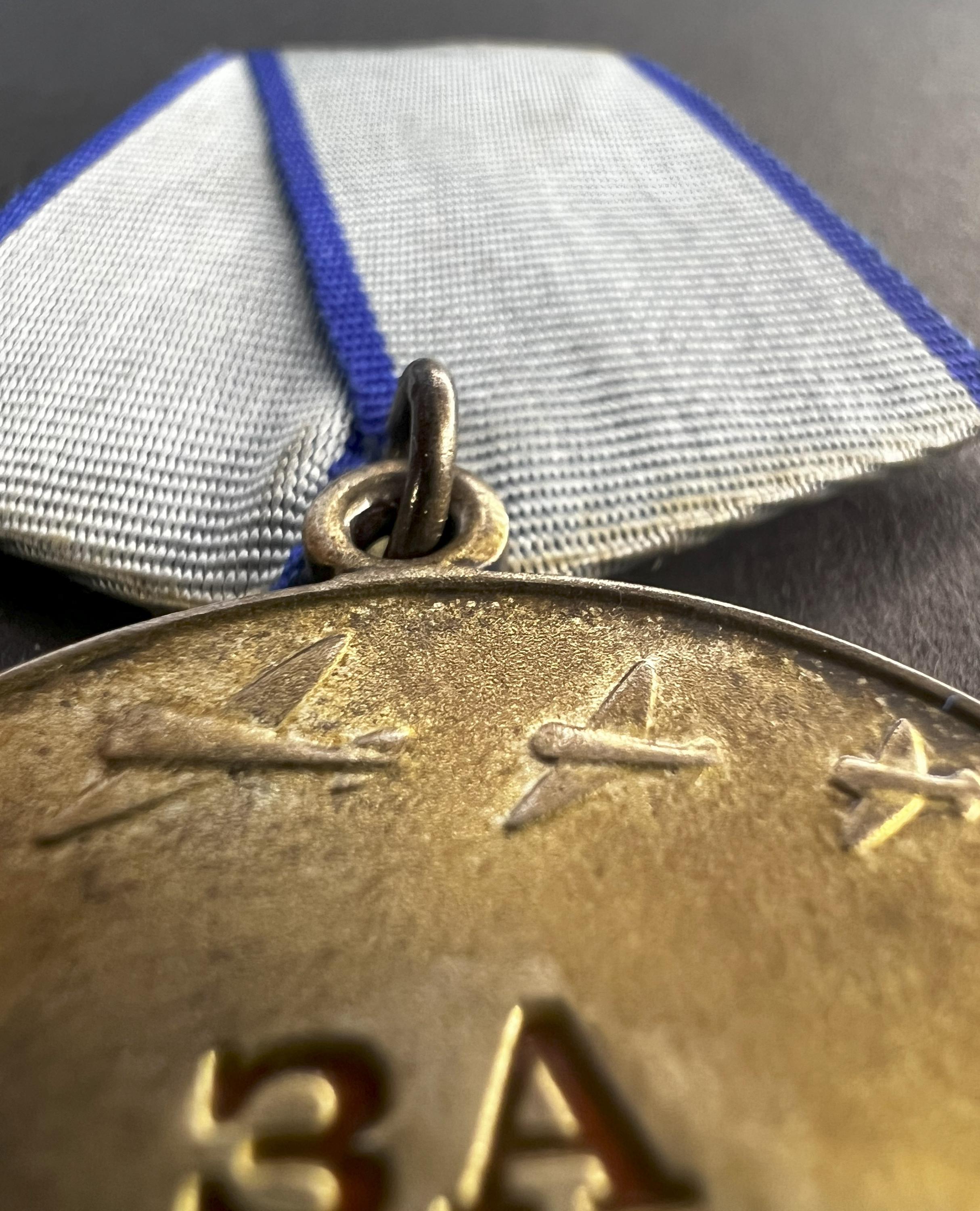 ソビエト連邦の「勇気」勲章（1943-45年）。銀925%、27.93g。第二次