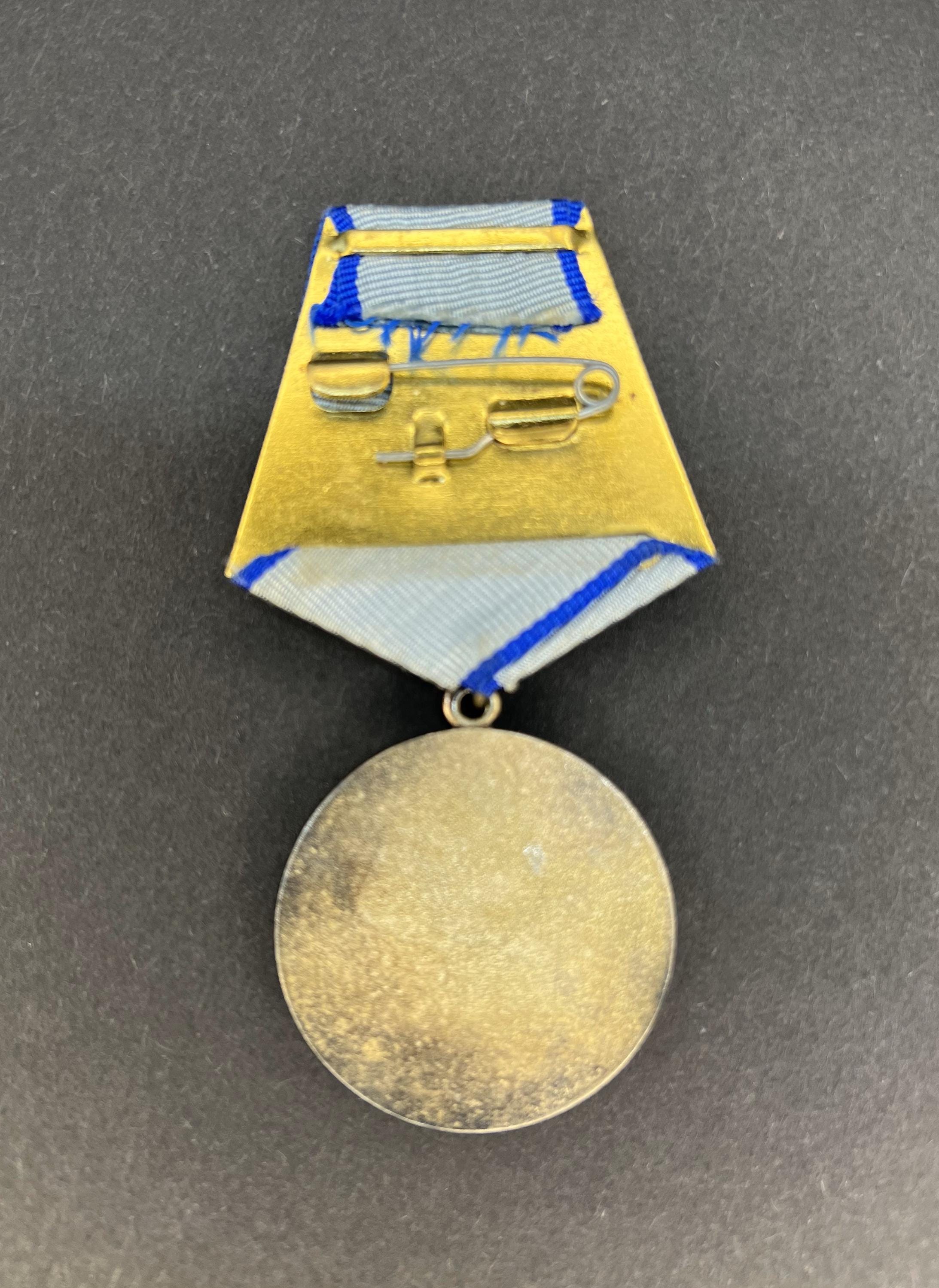 ソビエト連邦の「勇気」勲章（1943-45年）。銀925%、27.93g。第二次