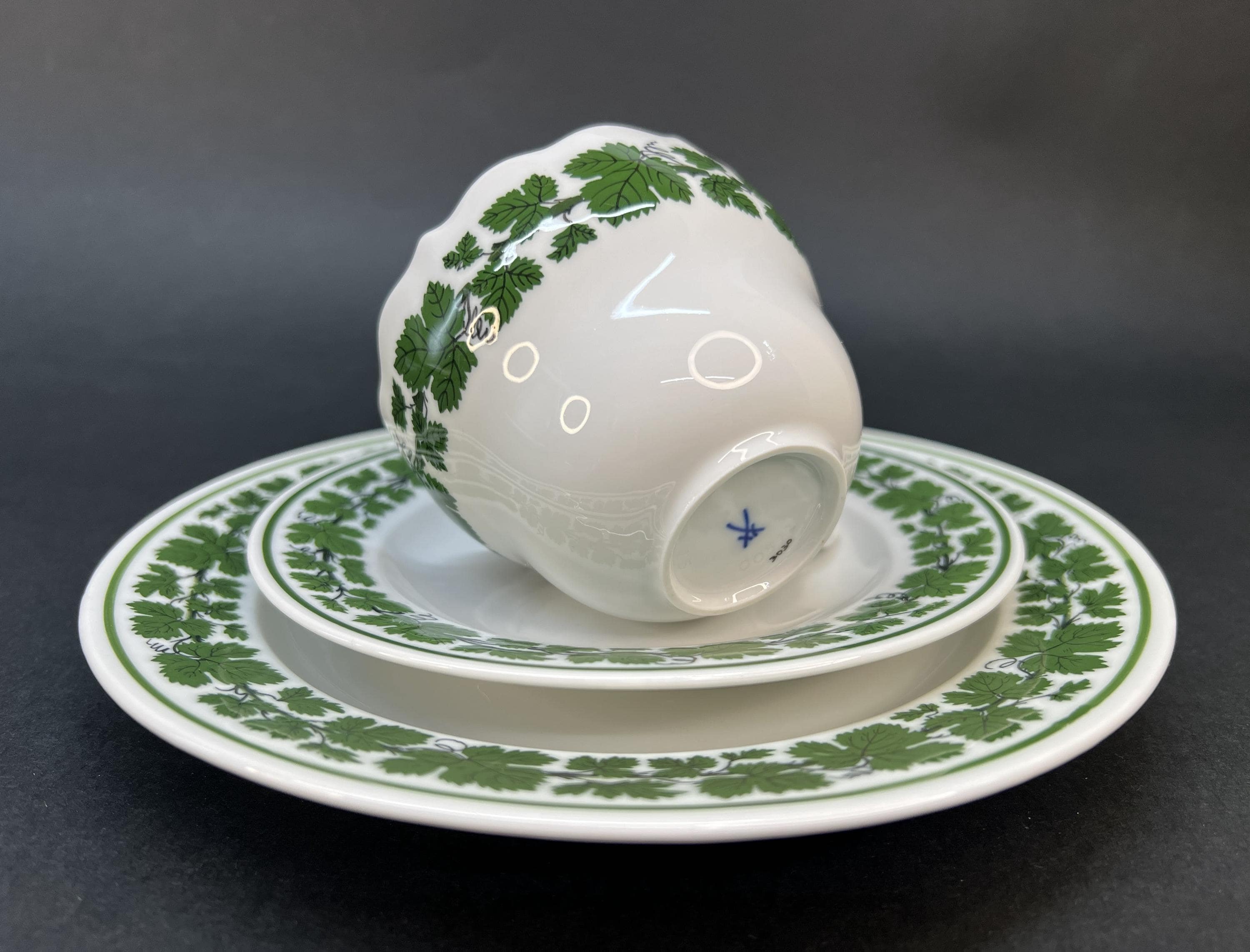 食器 Meissen Porcelain Meissen Green Ivy Tea Trio, 1952 Hand Painted Porcelain, Elegant