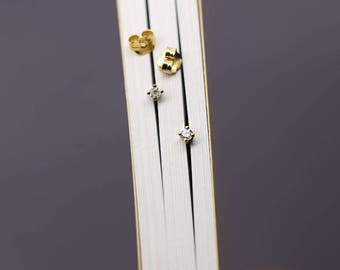 Mini boucles d'oreilles en or jaune massif 9k serties de 2 diamants naturels 0.03ct H/SI (Ø 2mm) style classique