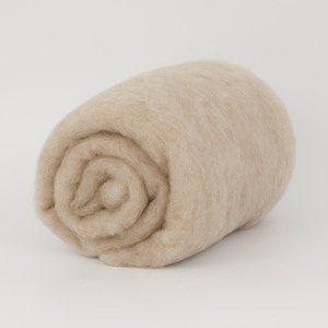Può includere: Un rotolo di lana beige, una fibra naturale utilizzata per filare la lana, feltrare e altri lavori artigianali.