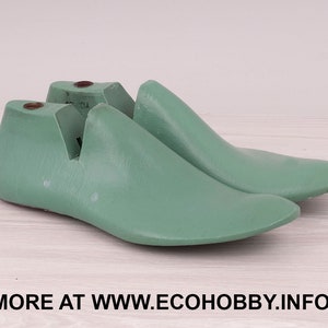 Puede incluir: Un par de hormas de zapatos de plástico verde para estirar y dar forma a los zapatos.