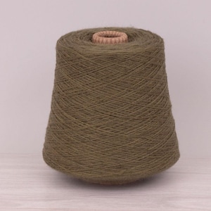 VOLGA VERDE, NM 2/14, 50% lana virgine, 450g. Yarn on the cone.