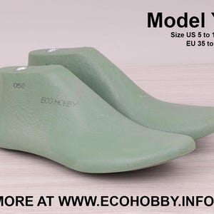 Puede incluir: Un par de hormas de zapatos verdes, utilizadas para la fabricación de zapatos, con el texto "ECO HOBBY" y "058" impreso en el lateral. Las hormas son para las tallas US 5 a 11, o EU 35 a 44.