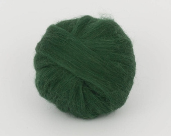 Puede incluir: Un ovillo de lana de color verde oscuro.