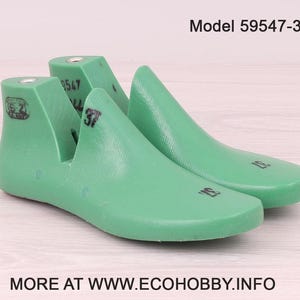 Puede incluir: Se muestran dos hormas verdes para zapatos, utilizadas en la fabricación de calzado. Las hormas están hechas de un material sólido y tienen una forma lisa y curvada. El texto "Model 59547-30" es visible. También es visible la dirección del sitio web "MORE AT WWW.ECOHOBBY.INFO".