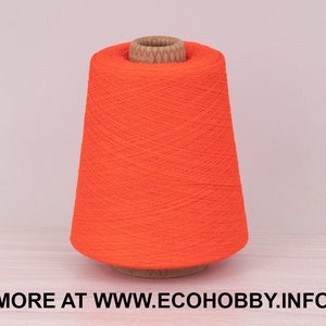 Peut inclure: Un cône de fil orange vif sur une bobine en bois. Le fil est étroitement enroulé, créant une forme conique. Le texte "MORE AT WWW.ECOHOBBY.INFO" est visible en bas de l'image. Idéal pour divers projets créatifs.