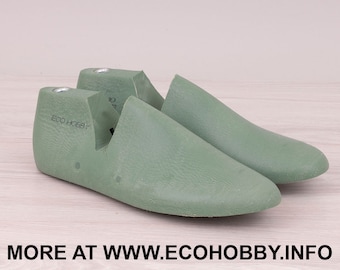 May include: A pair of green shoe trees with the text "ECO HOBBY" printed on one of the trees.