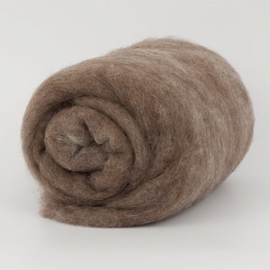 Bruine melange 23 mic gekaarde wollen vulling 1,76 oz (50 gr), 100% wol.