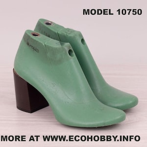 Puede incluir: Un par de hormas de zapatos verdes con tacones marrón oscuro. El texto "MODEL 10750" es visible. También se muestra la dirección del sitio web "MORE AT WWW.ECOHOBBY.INFO".