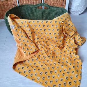 Babydecke mit Regenbogen-Print Decke für das Körbchen Wickeldecke Senffarbene Decke Kinderzimmer im Boho-Stil Geschlechtsneutrales Kinderzimmer