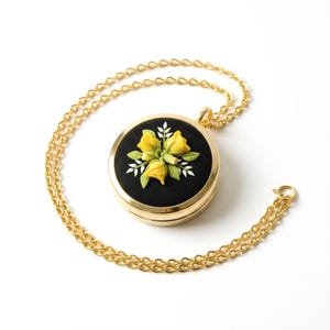 Halskette mit gelbem Rosenmedaillon, Geburtstagsgeschenk für Mama, goldenes rundes Medaillon mit personalisiertem Foto, Geschenk für Mama, Oma, Tante, Freundin, Tochter oder Schwester