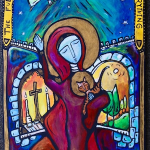 以下が含まれることがあります： 14 世紀のイギリスの神秘主義者であり神学者であるジュリアン・オブ・ノーリッジを描いたカラフルな絵画。絵画は、赤いローブを着て猫を抱き、頭上に金色の後光をまとったジュリアンを描いています。背景には、星が輝く青い空、2 人の天使、そして十字架とろうそくのある石のアーチがあります。ジュリアンの頭上に、黄色いアーチの中に「The fullness of joy is to see God in everything」という文字が書かれています。