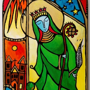 Może przedstawiać: Kolorowe witrażowe przedstawienie Hildegardy z Bingen, niemieckiej benedyktynki, mistyczki, filozofki, kompozytorki i pisarki. Obraz przedstawia ją w zielonej szacie z koroną, trzymającą laskę z kwiatem na szczycie. Tekst "Jestem piórem na oddechu Boga" jest napisany w kółku wokół jej głowy.