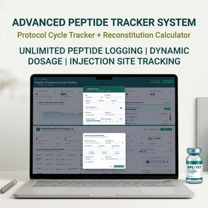 Op de afbeelding: Een laptop met een interface voor een peptide-trackingsysteem, inclusief een protocolcyclus-tracker en reconstitutiecalculator. Het scherm toont datalogboeken en tracking van injectieplaatsen. Een klein flesje met het label BPC-157 staat ernaast.