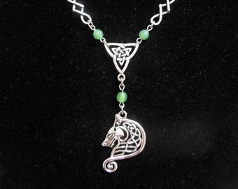 Collier celtique loup, pendentif triquetra et pierres