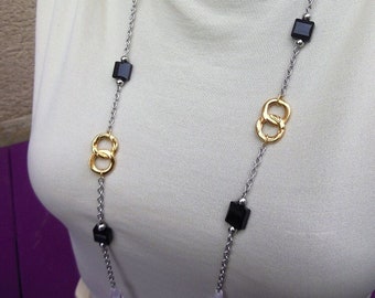 Sautoir noir et or, collier avec perles de cristal carré
