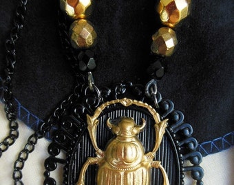 Collier scarabée noir et doré, pendentif insecte