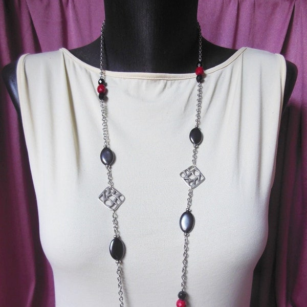 Sautoir perles rouges et noires, long collier à losanges