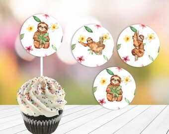 Pode incluir: Quatro toppers redondos para cupcakes com ilustrações de aquarela de preguiças com folhas verdes e flores rosa e amarelas sobre um fundo branco.