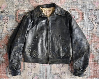Chaqueta de cuero negra desgastada "Militus", de los años 40, estilo bombardero, estilo motociclista, de la tienda Milletts de Londres, con cremallera Aero 36.
