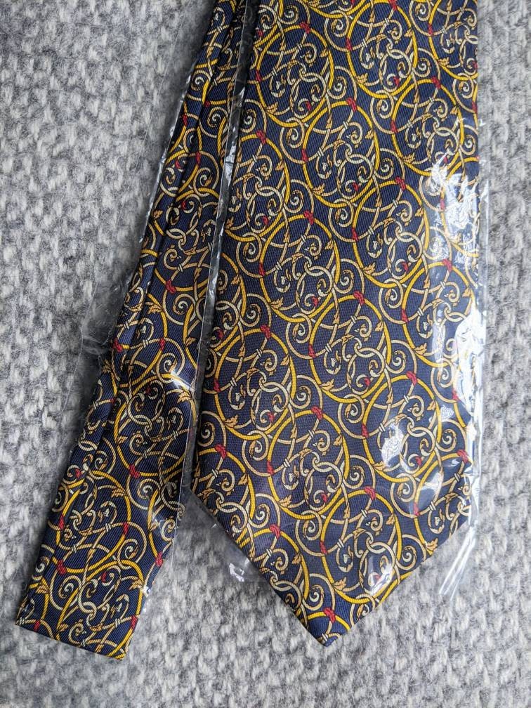 Silk tie with baroque pattern in noble red