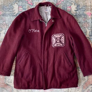 Vintage 60-tals PE&H Rye Brandmän Vinröd ullkedjesöm Varsityjacka Kappa USA 44
