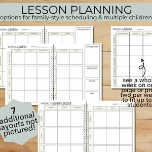 Peut inclure: Pages de planification de le&ccedil;ons imprimables pour les familles avec plusieurs enfants. Les pages sont con&ccedil;ues pour aider les familles &agrave; planifier leur semaine et &agrave; suivre leurs progr&egrave;s. Les pages comprennent des sections pour les mati&egrave;res quotidiennes, les plans hebdomadaires et les plans de le&ccedil;ons. Les pages sont en noir et blanc et ont un design simple.