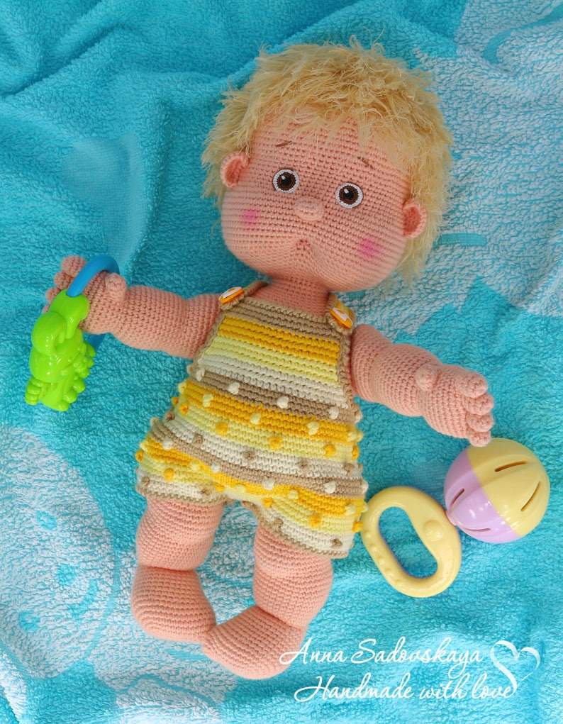 Вязаные пупсы. Вязаная одежда для маленьких пупсиков. Вязаная кукла пупс. Пупсы йо йо. Вязание пупсика.