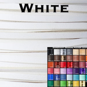 Op de afbeelding: Close-up van een wit leren koord, met de textuur en nerf zichtbaar. Onder de foto is een kleurenkaart met leren koorden te zien, met de tekst "DANECRAFT DESIGNS PACKER LEATHER" erboven. De kaart bevat kleuren zoals zwart, wit, grijs, bruin, rood, blauw, groen, geel en oranje.