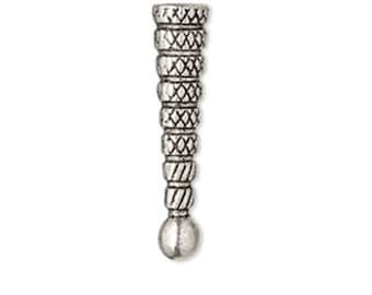 Op de afbeelding: Zilverkleurige metalen kraal met een conische bovenkant en een ronde onderkant. De kegel is versierd met een herhalend geometrisch patroon.