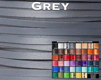 Könnte beinhalten: Nahaufnahme eines grauen Lederbands, das die Textur des Materials zeigt. In der rechten unteren Ecke ist eine Farbkarte mit verschiedenen Lederfarben zu sehen, über der der Text "DANECRAFT DESIGNS PACKER LEATHER" steht. Die Karte enthält Farben wie Schwarz, Weiß, Sattelbraun, Schokolade, Dunkelbraun, Bronze, Rot, Orange, Lila, Blau, Grün, Gelb und mehr. Die Karte enthält auch den Text "LACING WIDTHS" mit Maßen in Zoll.