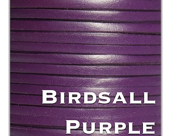 Könnte beinhalten: Nahaufnahme einer Rolle violetter Lederkordel. Die Kordel ist glatt und hat einen leichten Glanz. Der Text "BIRDASLL PURPLE" ist auf die Kordel gedruckt.