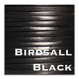 Może przedstawiać: Zbliżenie na czarny skórzany sznurek, pokazujący fakturę materiału. Na sznurku nadrukowany jest tekst "BIRDASALL BLACK".