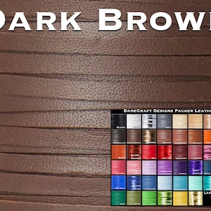 Może przedstawiać: Brązowy skórzany sznurek, pokazany na zbliżeniu. Sznurek wykonany jest ze skóry o fakturowanej powierzchni i dostępny jest w różnych kolorach. Obraz zawiera również paletę kolorów dostępnych skór oraz tabelę dostępnych szerokości sznurka. DANECRAFT DESIGNS PACKER LEATHER.