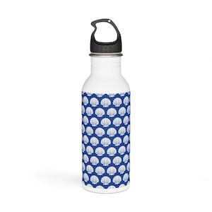 Puede incluir: Una botella de agua blanca con asa y tapa negras. La botella presenta un patrón azul de conchas blancas. La botella está diseñada para transportar agua u otras bebidas.