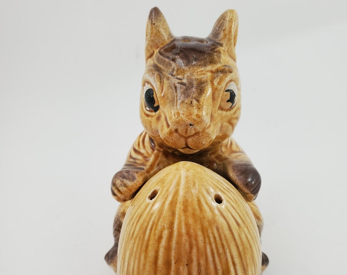 1950s Adorable Vintage Squirrel Salt and Pepper Shakers, Japan Anthropomorphic Animals, Woodland Nursery Home Decor, Squirrel with Large Nut