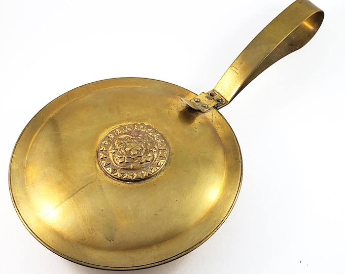 1930s SILENT BUTLER PAN in Arts and Crafts era style Brass. Adorable vintage country kitchen storage container.