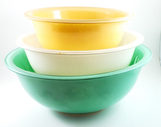 Set of Three Pyrex Clear Bottom Vintage Bowls, 3 Piece Set in Mint, White and Pale Yellow