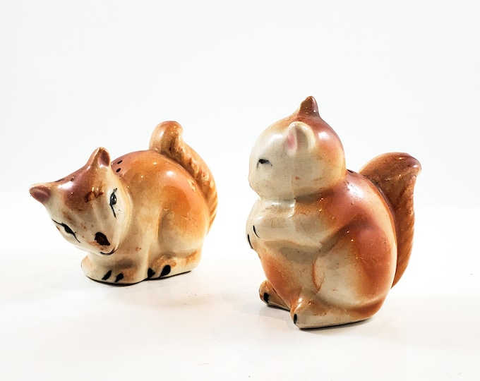 1950s Vintage Squirrel Salt and Pepper Shakers, Japan Anthropomorphic Animals, Woodland Nursery Home Decor, Squirrel Figurines with Stoppers