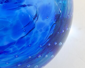 ケイスネス ペーパーウェイト 青と白の渦巻き/波、サイン入り