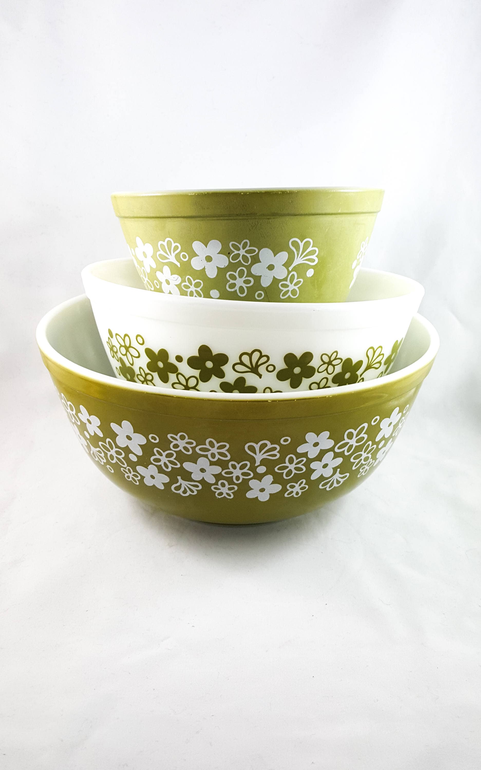 Crazy Daisy Olive Pyrex Mixing Bowls Set of 3