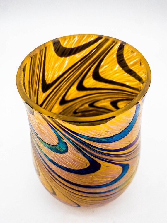 見事な渦巻き模様の虹色に輝くアートガラスの花瓶。虹色に輝く紫色の