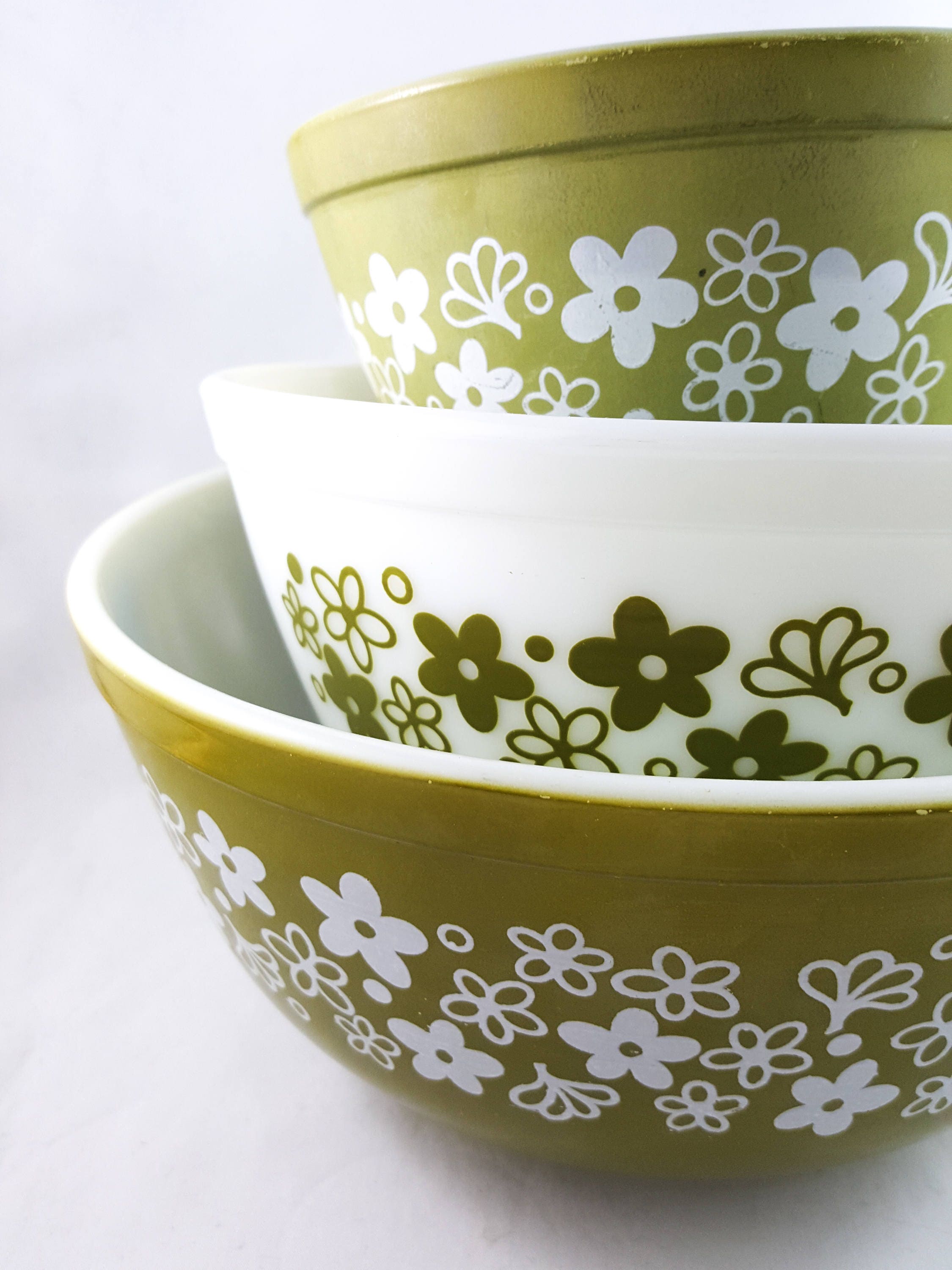 Crazy Daisy Olive Pyrex Mixing Bowls Set of 3