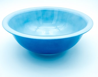 One Pyrex Clear Bottom Vintage Bowl in Blue with White Interior, Mint Condition, 2.5 L