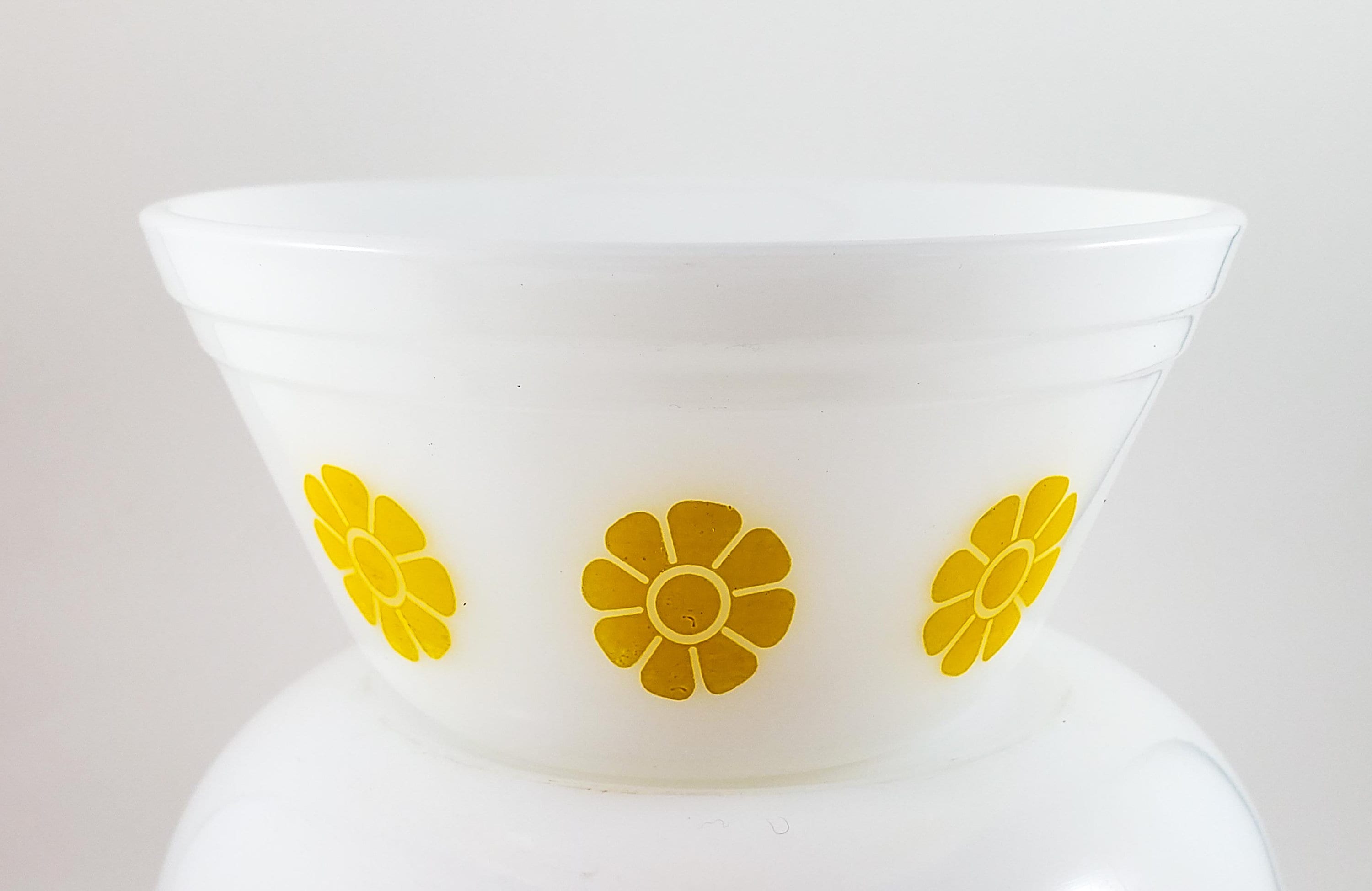 Vintage Federal Daisy Heat Proof Bowls Federal Glass in Red and Yellow