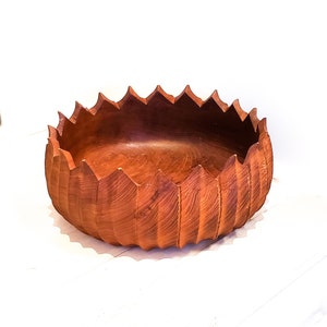 Beautiful Vintage Mid-Mod Tropical Wood Salad Bowl with Large Serrated Rim Detail